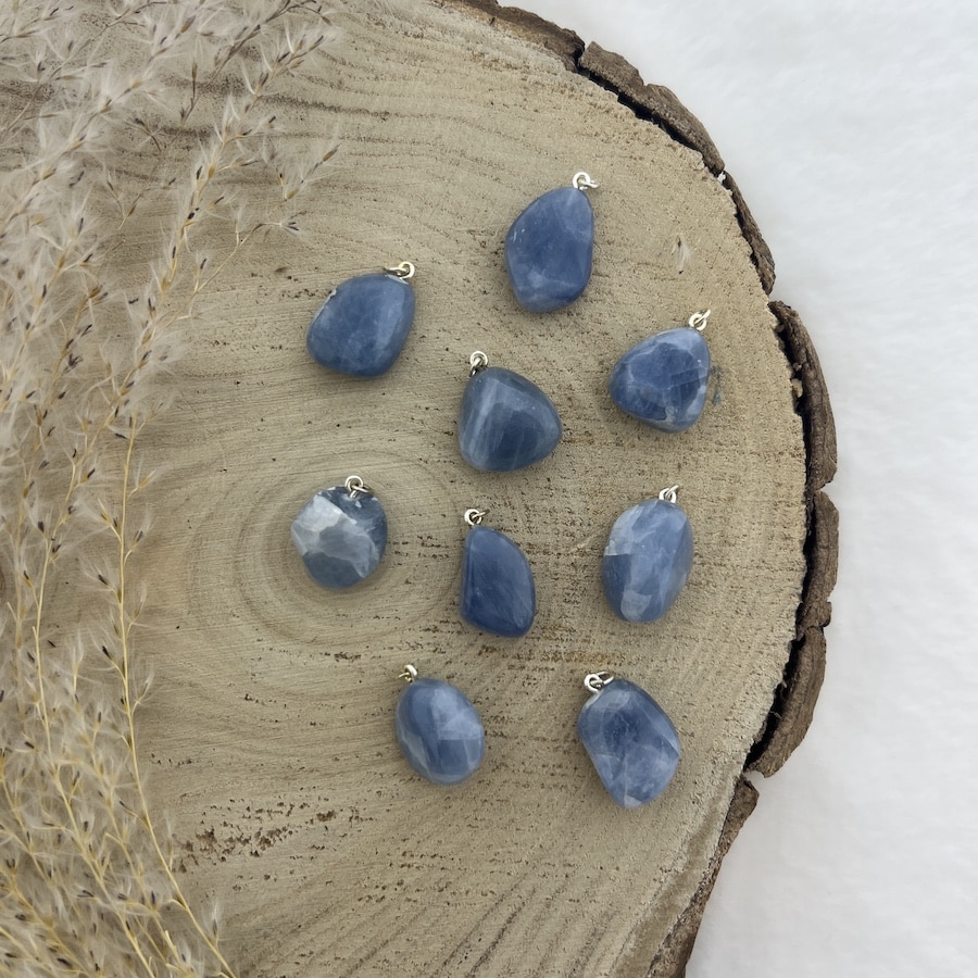 blauwe calciet hanger van de groene linde