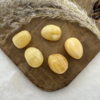 Gele calciet knuffelsteen – Energie & kracht voor je zonnevlecht bij De Groene Linde