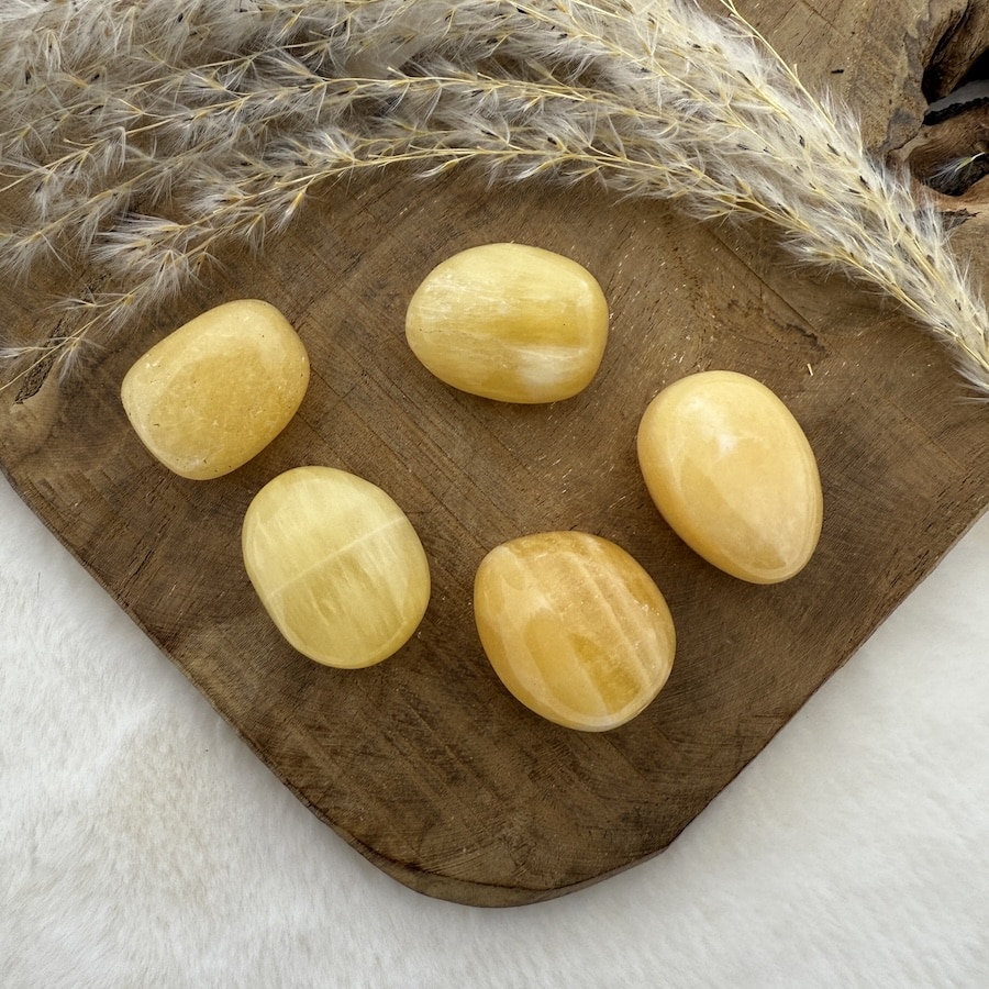 Gele calciet knuffelsteen – Energie & kracht voor je zonnevlecht bij De Groene Linde