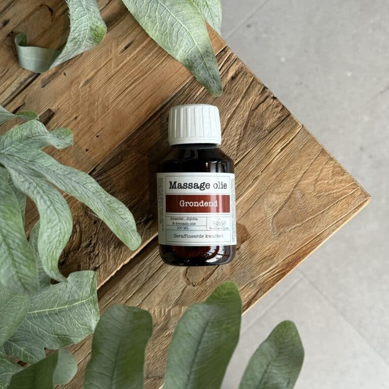 Grounding massage oil in a 50 ml PET bottle with a dispenser cap from De Groene Linde