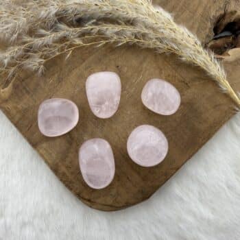 Rozenkwarts knuffelsteen – Liefde, harmonie & troost bij De Groene Linde