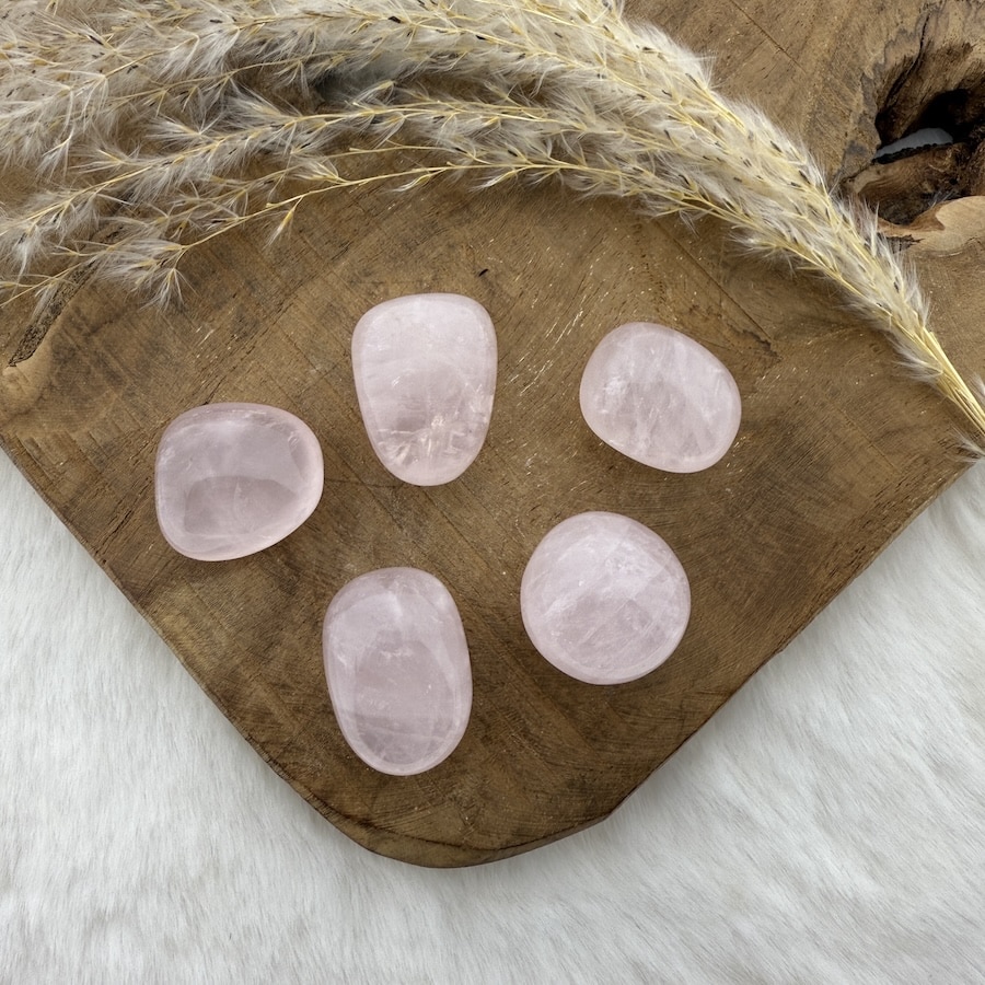 Rozenkwarts knuffelsteen – Liefde, harmonie & troost bij De Groene Linde