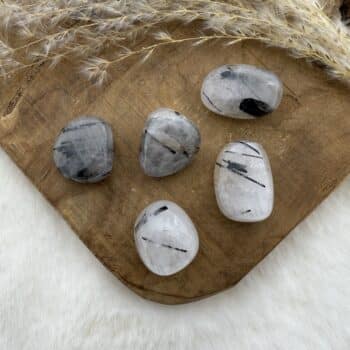 zwarte toermalijnkwarts knuffelsteen van de groene linde