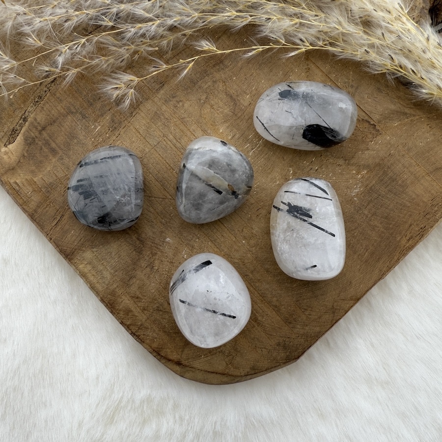 zwarte toermalijnkwarts knuffelsteen van de groene linde