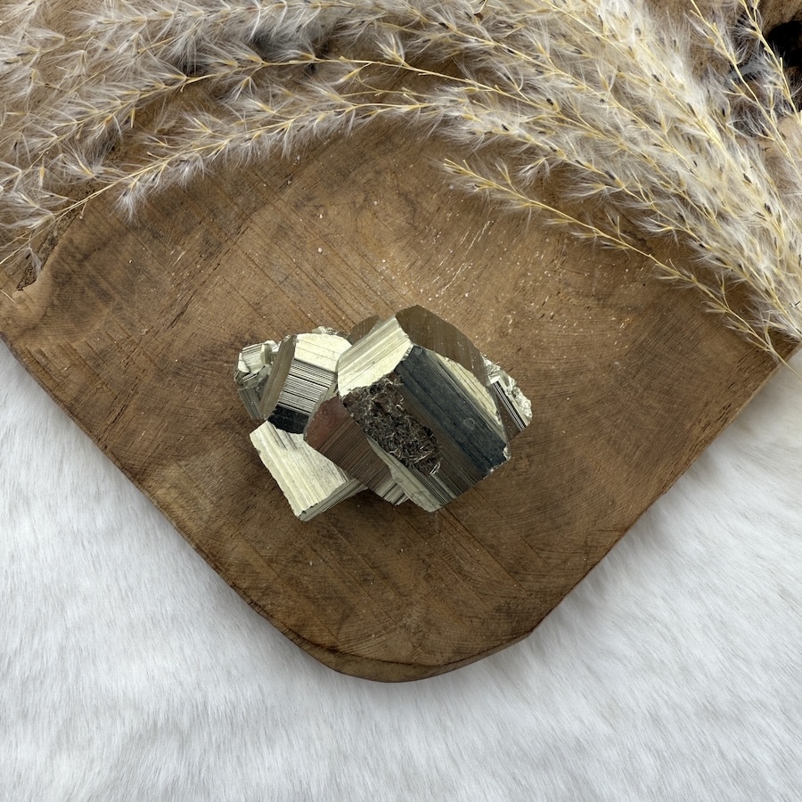 Prachtig stukje Pyriet op ondergrond van hout