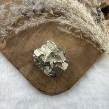 Mooi stukje Pyriet op ondergrond van hout