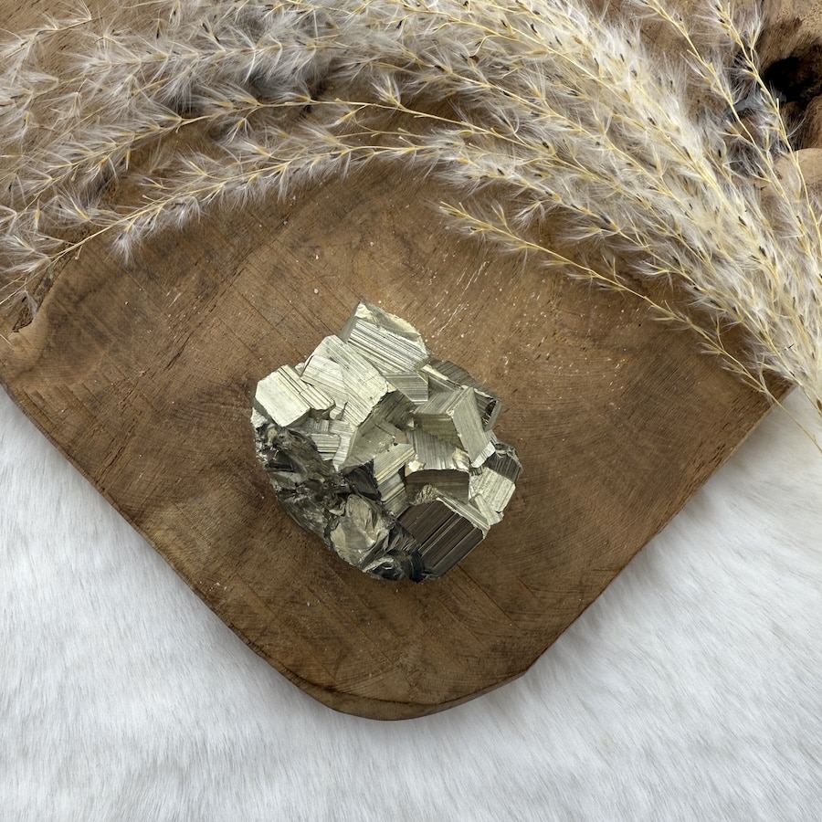 Mooi stukje Pyriet op ondergrond van hout