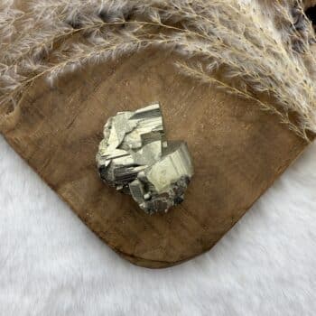 Pyriet p een stukje hout. Pyriet versterkt wilskracht