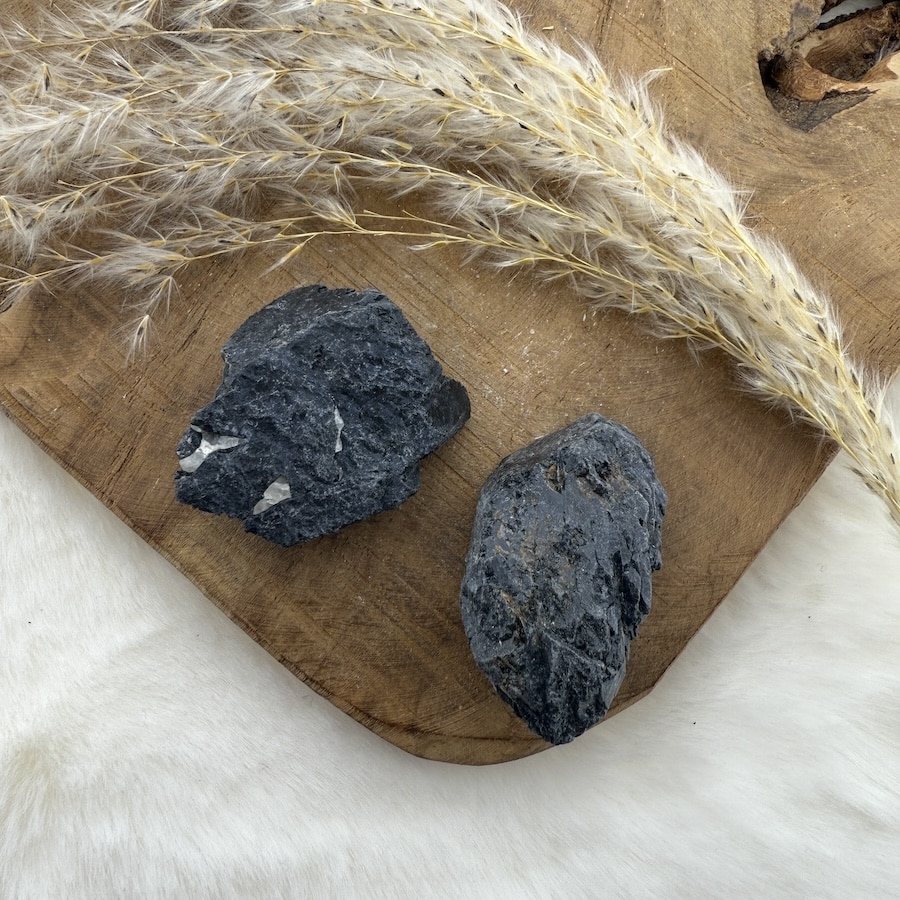 zwarte toermalijn ruw brok van de groene linde