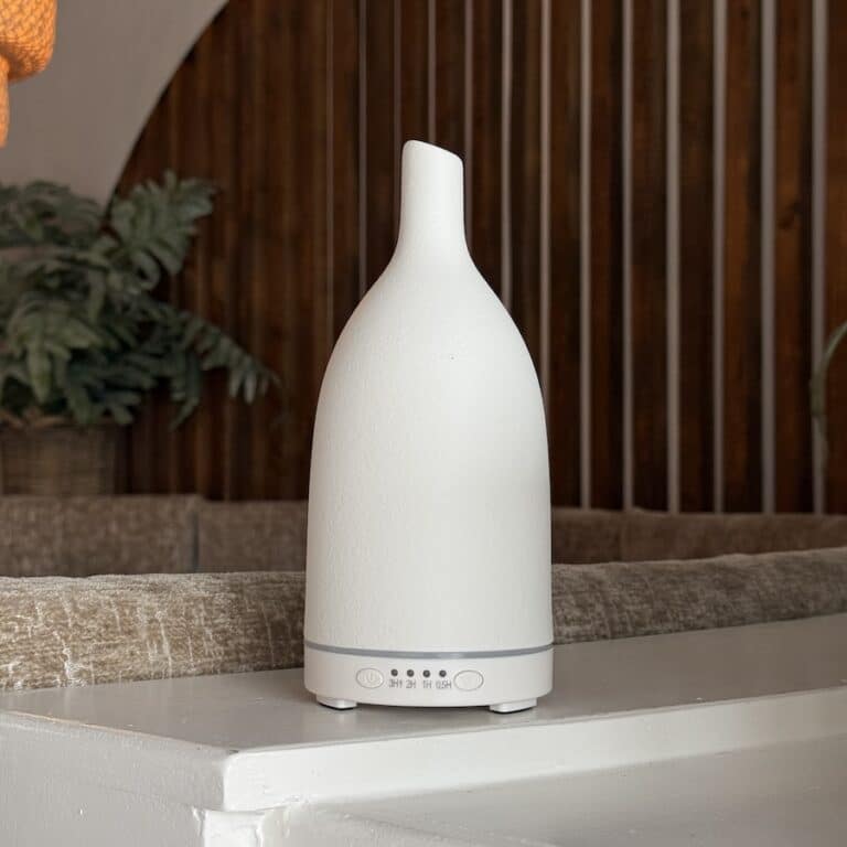 White ceramic bamboo diffuser with a contemporary design by De Groene Linde