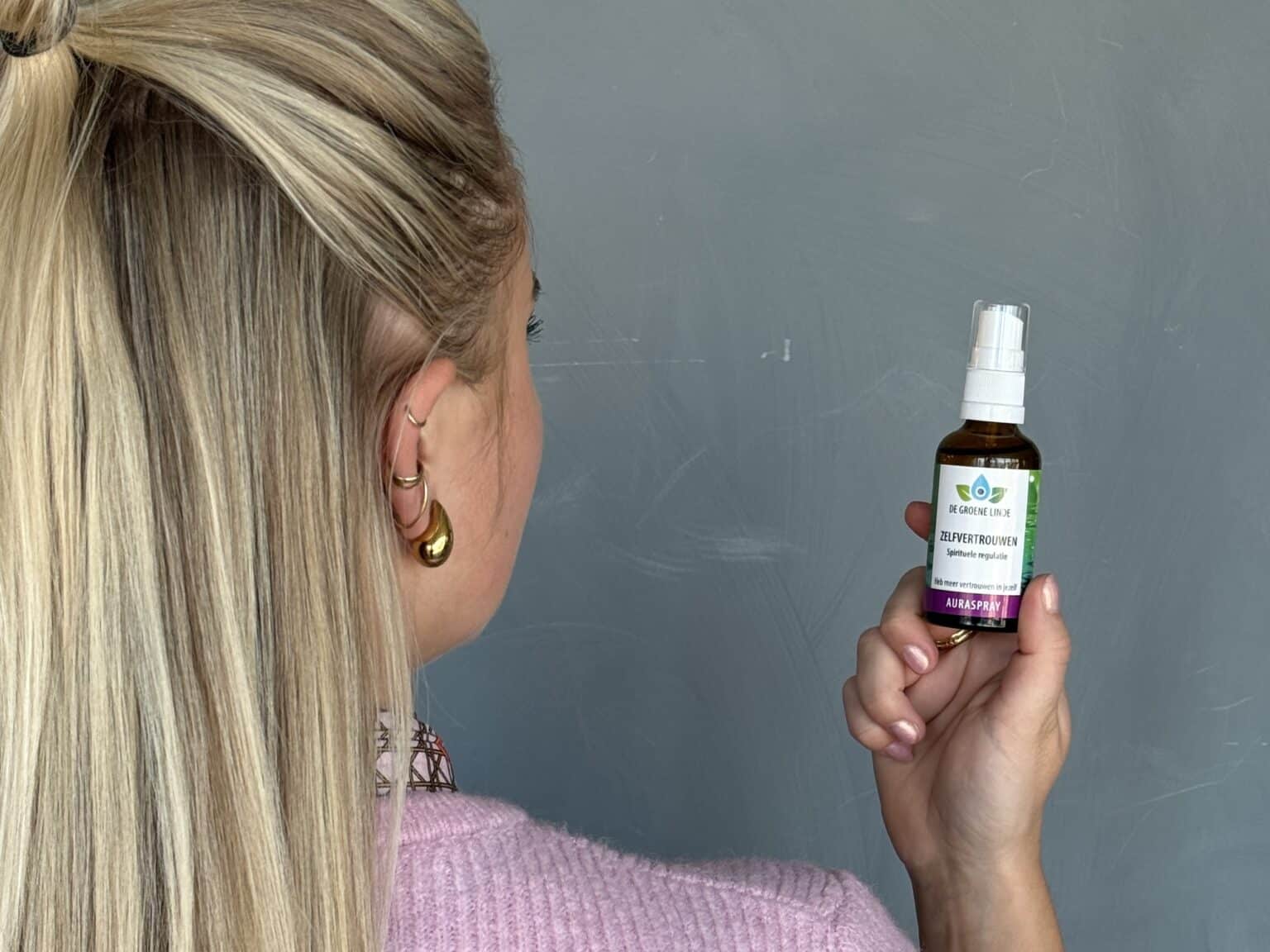 Concentreren en Focus met hier een spray flesje van 10 ml vastgehouden door Noelle van De Groene Linde