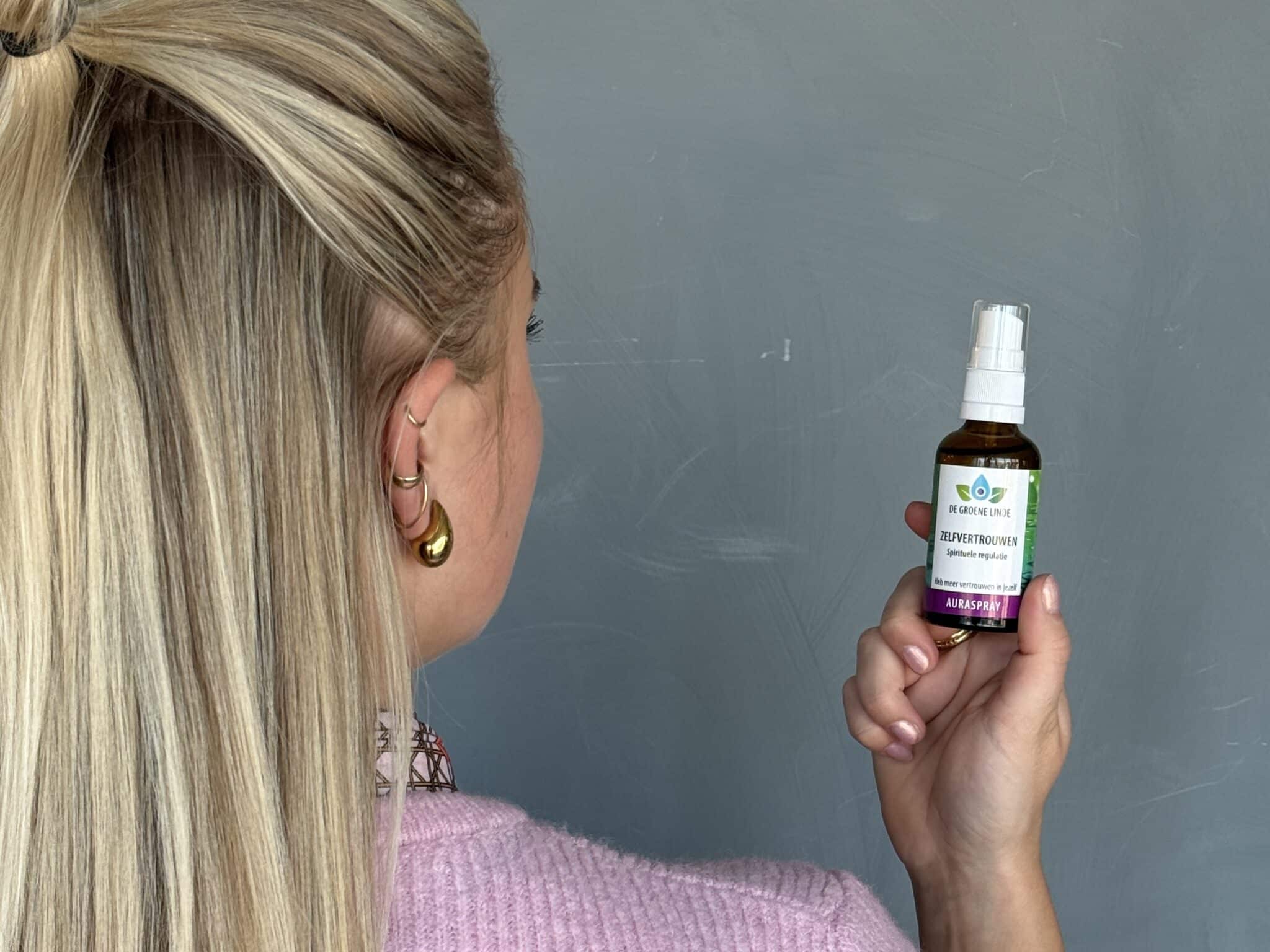 Concentreren en Focus met hier een spray flesje van 10 ml vastgehouden door Noelle van De Groene Linde