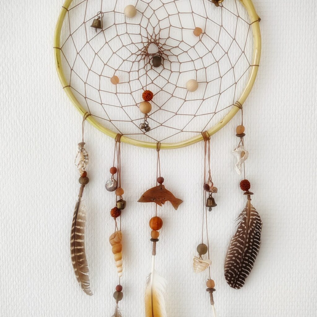 Dromenvanger tegen lichte achtergrond