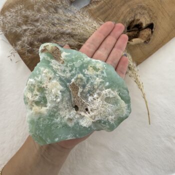 Groot stuk Pistache - Calciet van ca 794 gram op hand