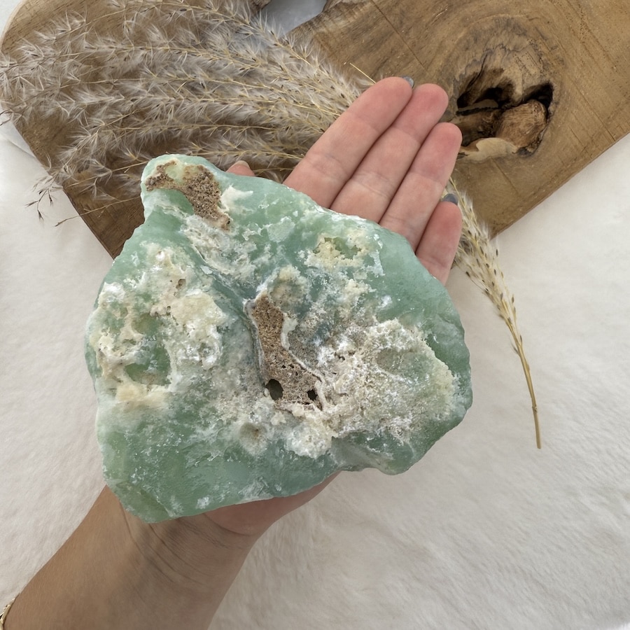 Groot stuk Pistache - Calciet van ca 794 gram op hand