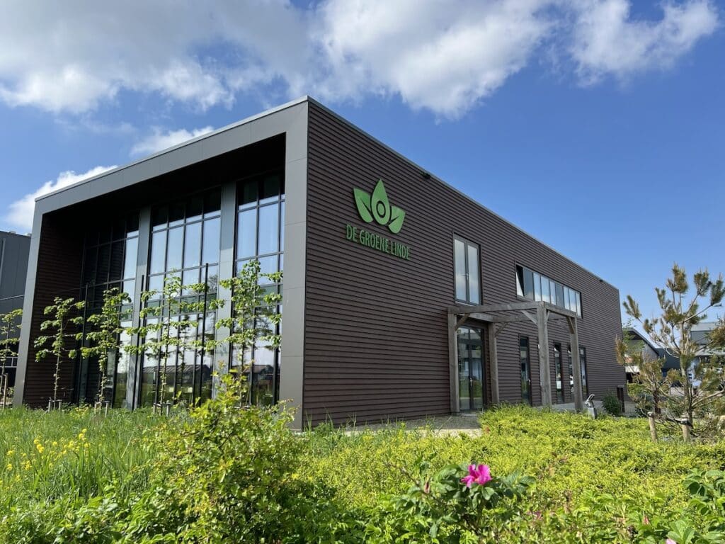 Het pand van De Groene Linde aan de Droogmakerij 23 te Heiloo, inclusief mooie winkel met alle producten
