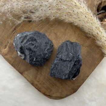 zwarte toermalijnruw voor energetisch bescherming van de groene linde