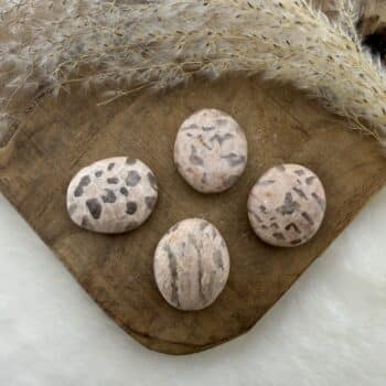 roze zebra feldspar amulet van de groene linde